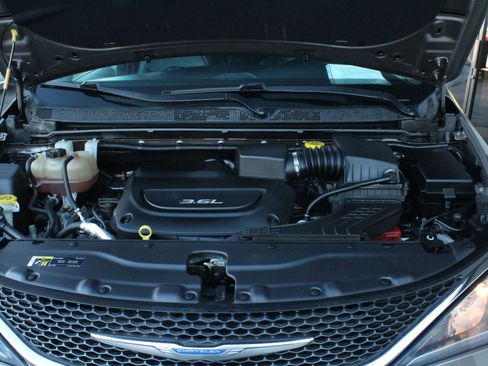 Used 2018 Chrysler Pacifica Touring-L image 39