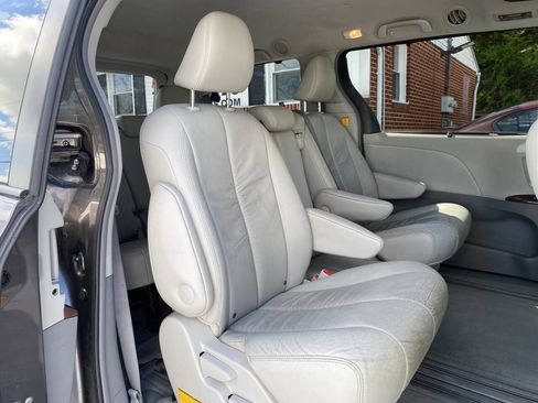 Used 2011 Toyota Sienna XLE FWD image 23