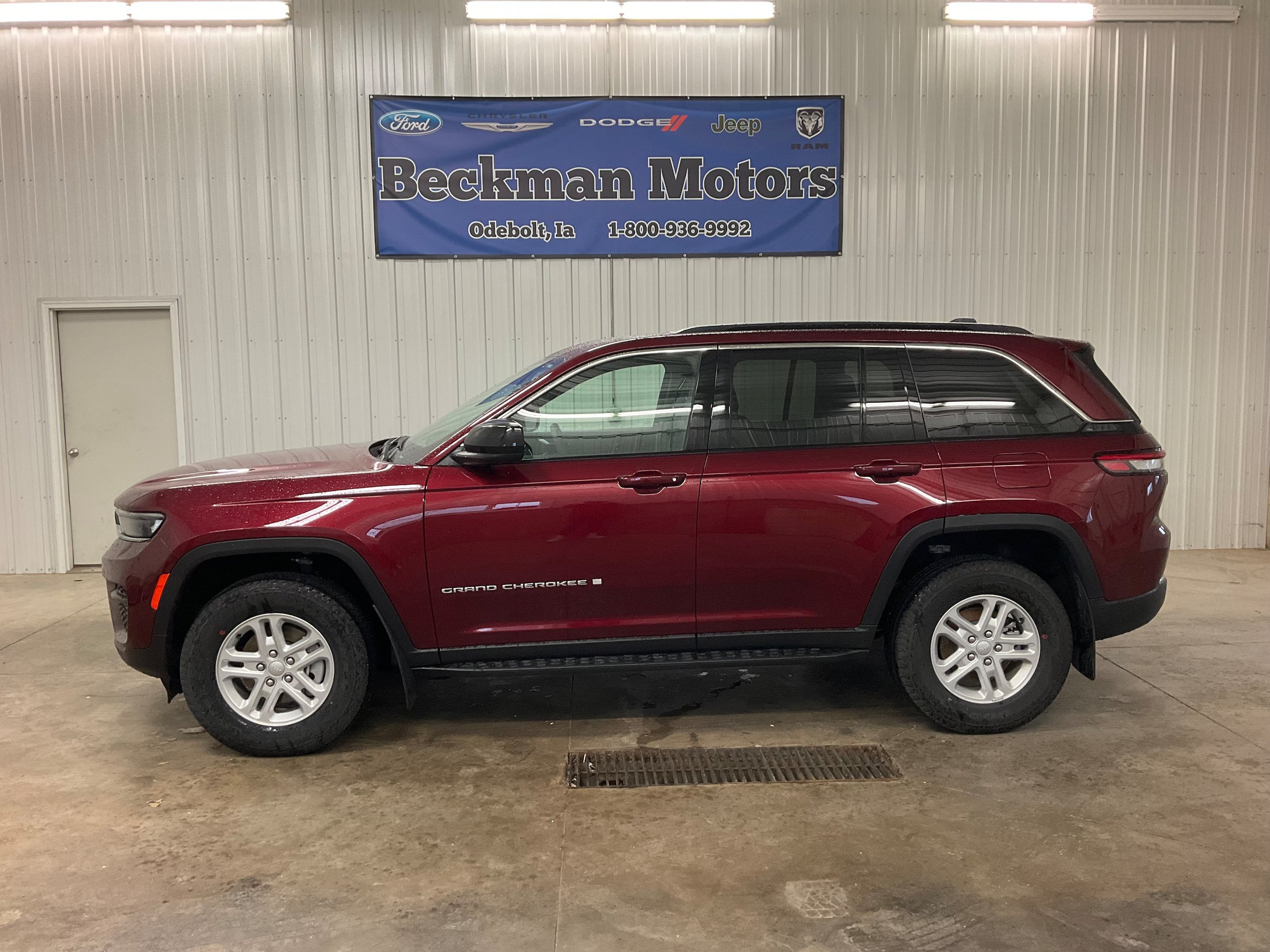 Used 2024 Jeep Grand Cherokee Laredo AWD/4WD image 2