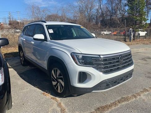 Used 2024 Volkswagen Atlas SE image 2