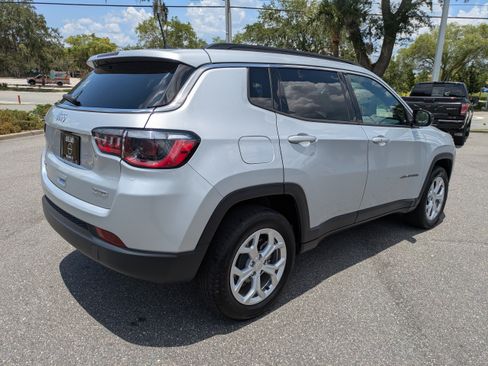Used 2024 Jeep Compass Latitude AWD/4WD image 4