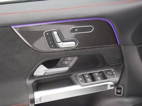 Used 2023 Mercedes-Benz GLB 250 image 22