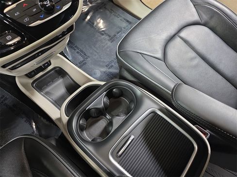 Used 2020 Chrysler Pacifica Limited w/ Tire & Wheel Group image 27