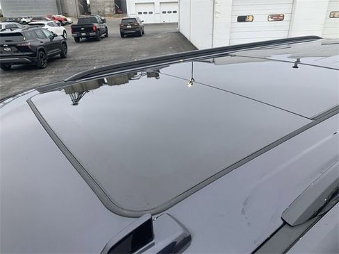 Used 2022 Chevrolet Suburban Z71 w/ Z71 Off-Road Package image 18