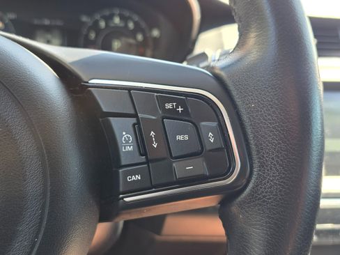 Used 2018 Jaguar E-PACE SE image 29