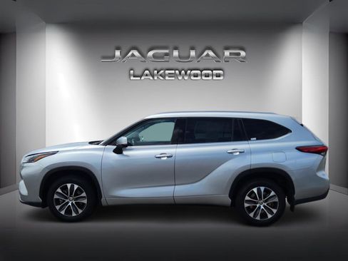 Used 2021 Toyota Highlander XLE AWD/4WD image 2