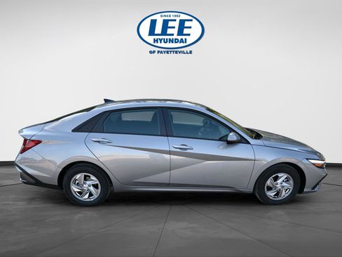 Certified 2025 Hyundai Elantra SE FWD image 2