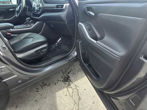 Used 2022 Toyota Highlander XLE image 10
