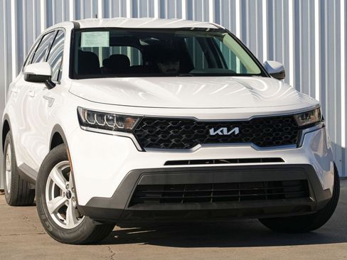 Used 2022 Kia Sorento LX image 2