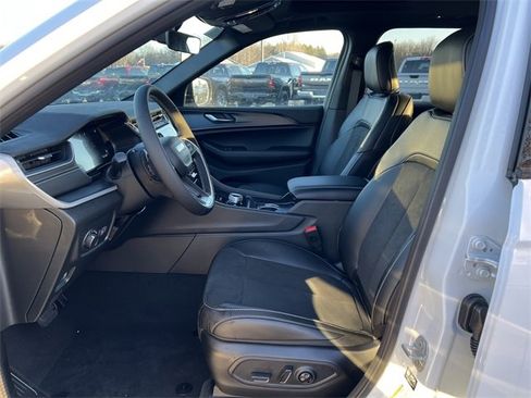 New 2025 Jeep Grand Cherokee Altitude image 4