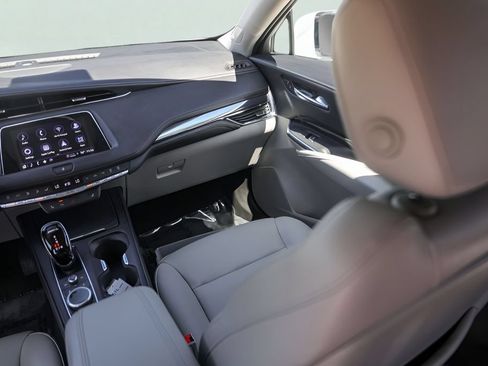 Used 2023 Cadillac XT4 Luxury w/ Cold Weather Package FWD image 29
