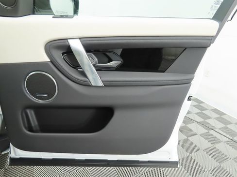 Used 2025 Land Rover Discovery Sport S image 25