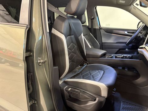 Used 2025 Volkswagen Atlas Peak Edition SE AWD/4WD image 45