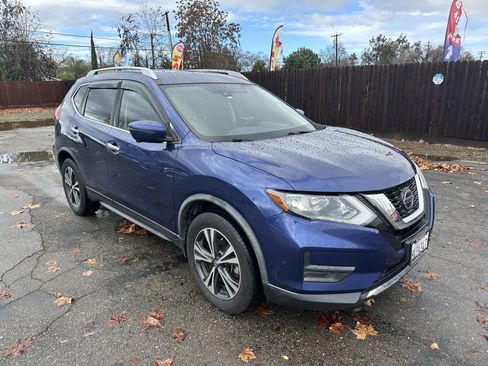 Used 2019 Nissan Rogue SV w/ Premium Package image 4
