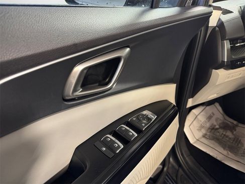 Certified 2024 Kia Carnival LX image 14
