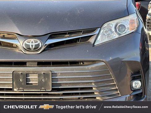 Used 2018 Toyota Sienna XLE w/ XLE Navigation Package FWD image 9