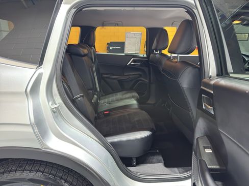 Used 2024 Mitsubishi Outlander SE image 18