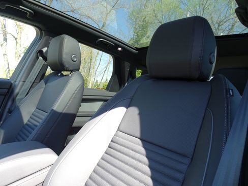 New 2025 Land Rover Discovery Sport Dynamic SE image 17