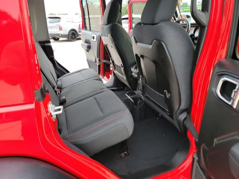 Used 2025 Jeep Wrangler Unlimited Rubicon w/ Convenience Group AWD/4WD image 14