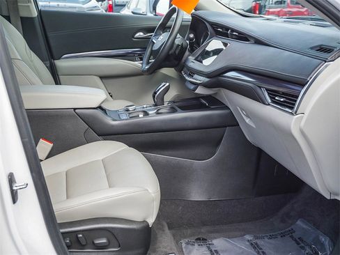 Used 2023 Cadillac XT4 Luxury w/ Cold Weather Package image 12
