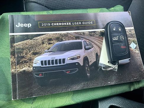 Used 2019 Jeep Cherokee Limited image 10