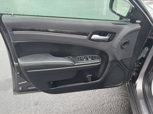 Used 2017 Chrysler 300 C RWD image 9
