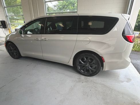 Used 2020 Chrysler Pacifica Touring w/ S Appearance Package FWD image 3