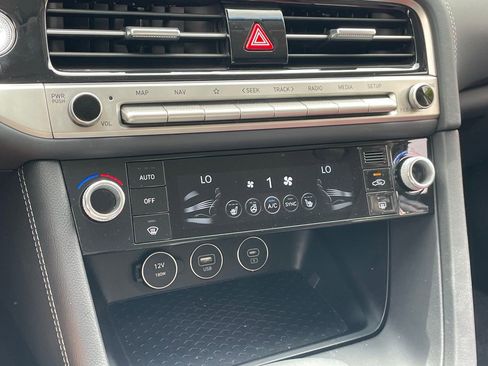 Used 2025 Genesis G70 2.5T image 8