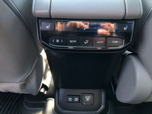 Used 2021 Toyota Highlander Platinum AWD/4WD image 22