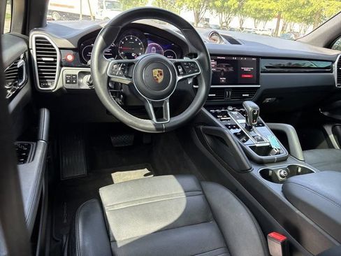 Used 2021 Porsche Cayenne w/ Premium Package AWD/4WD image 16