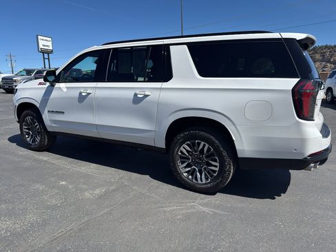 Used 2025 Chevrolet Suburban Z71 image 6