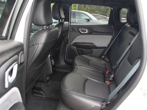 Used 2025 Jeep Compass Latitude w/ Sun & Sound Group AWD/4WD image 46