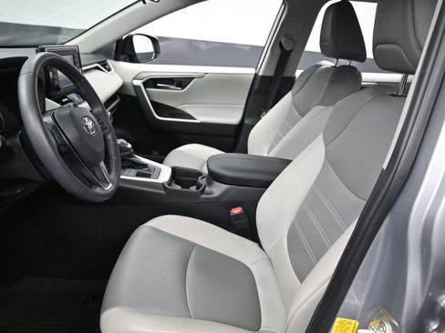 Used 2021 Toyota RAV4 XLE Premium image 10