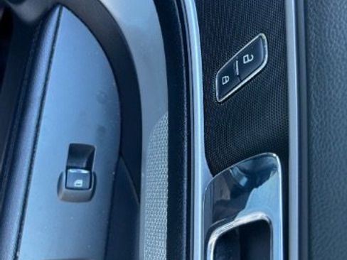 Used 2017 Ford Explorer XLT image 24