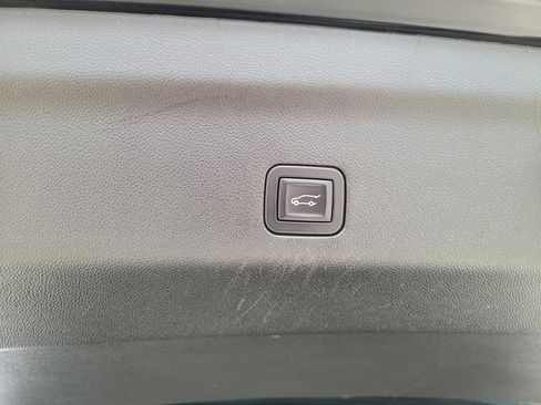 Used 2025 Chevrolet Suburban High Country AWD/4WD image 18