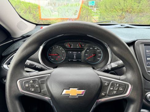 Used 2018 Chevrolet Malibu LT image 16