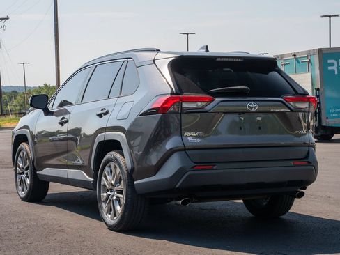 Used 2020 Toyota RAV4 XLE Premium FWD image 5