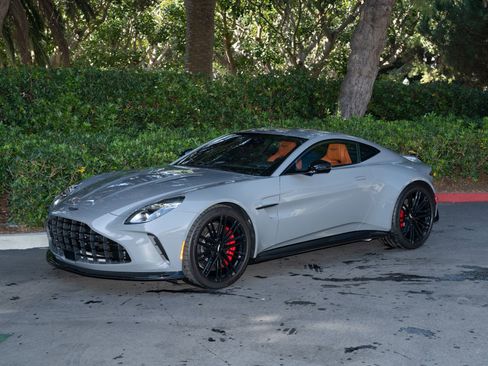 Used 2025 Aston Martin V8 Vantage Coupe image 2