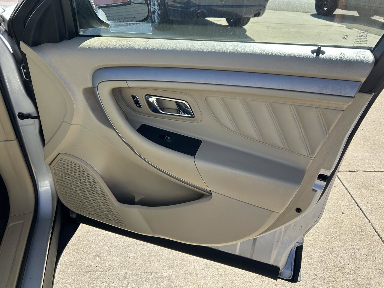 Used 2016 Ford Taurus SE FWD image 16
