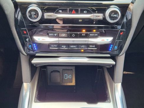 Used 2022 Ford Explorer Limited w/ Equipment Group 301A RWD image 17