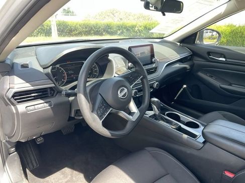 Used 2024 Nissan Altima 2.5 SV FWD image 10
