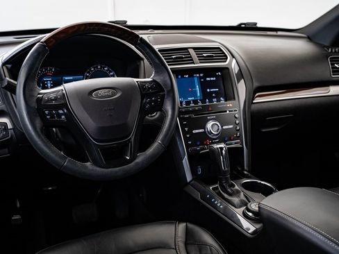 Used 2017 Ford Explorer Platinum image 4