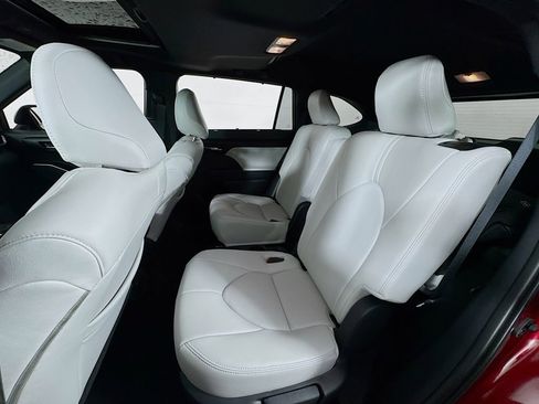 Certified 2025 Toyota Highlander XSE image 19