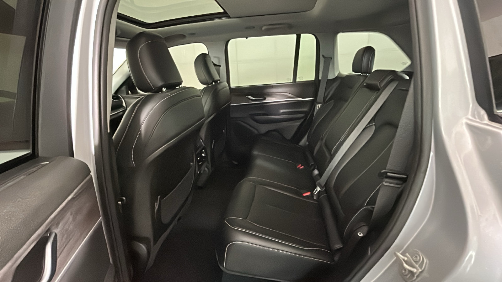 Used 2023 Jeep Grand Cherokee Limited w/ Luxury Tech Group II RWD image 33