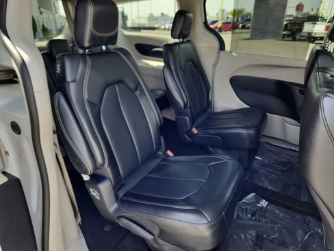 Used 2024 Chrysler Pacifica Touring-L FWD image 24