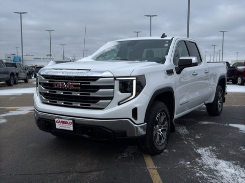 Used 2022 GMC Sierra 1500 SLE w/ X31 Off-Road Package image 2