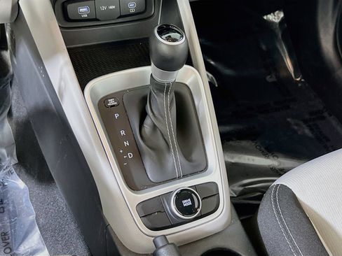 Used 2023 Hyundai Venue SEL image 16