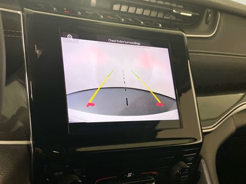 Used 2023 Jeep Grand Cherokee Laredo image 13