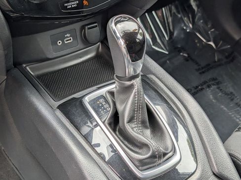 Used 2018 Nissan Rogue SV AWD/4WD image 21