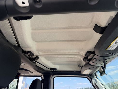 Used 2018 Jeep Wrangler Unlimited Sport S image 24